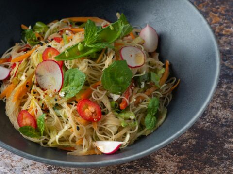 Asiatischer Glasnudelsalat mit Gemüse