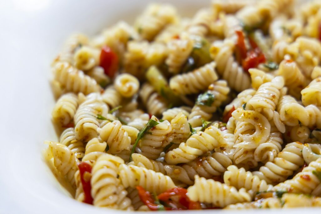 Mediterraner Nudelsalat mit Fusilli und Tomaten