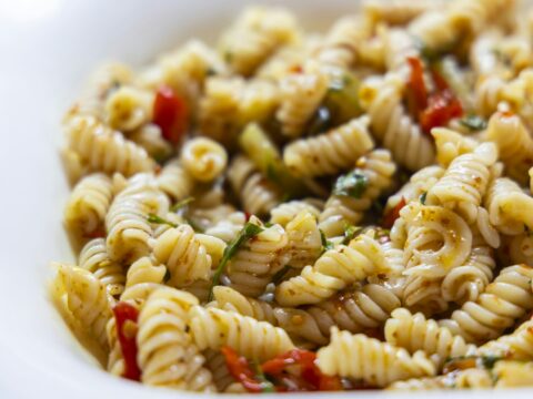 Mediterraner Nudelsalat mit Fusilli und Tomaten