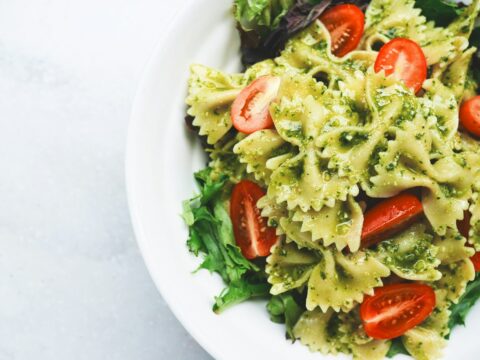 Nudelsalat mit grünem Pesto und Cherrytomaten